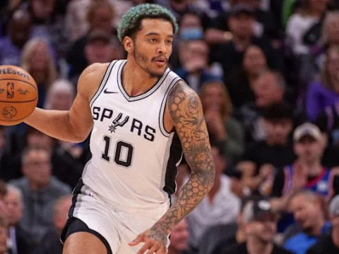 Shams：索汉被马刺裁掉后，一共收到了十支球队的签约邀请，最终他选择加盟尼克斯