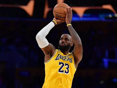 美记：詹姆斯没什么意外就会出战全明星赛，只是不会打太久