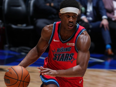 VJ·埃奇库姆成为76人队史第三位斩获NBA全明星新秀赛MVP的球员！