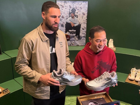 安踏官方：独行侠后卫克莱·汤普森在洛杉矶与安踏签下一份终身合同