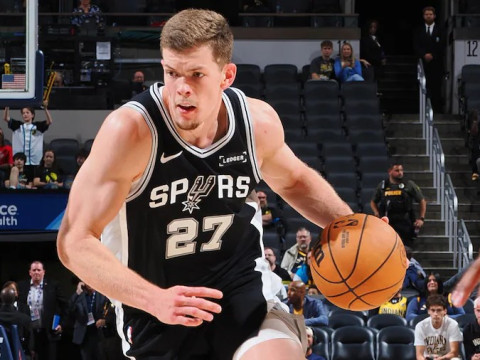 G联盟场均17.5分，三分命中率42.6%！美记：骑士已经与莱利·米尼克斯签下一份双向合同