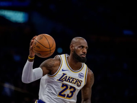 詹姆斯41岁后场均可以得到22.9分6.4板7.3助1.1断，投篮命中率49.9%！