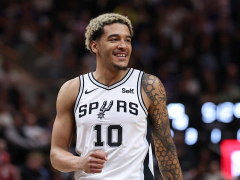 尼克斯记者：索汉预计将于周二正式加盟尼克斯，并会在周五对阵活塞的比赛中登场