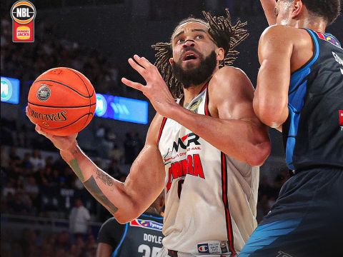 20分钟15+10！麦基NBL存统治级水准 北京引进38岁老将眼光独到