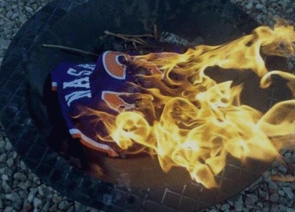 盘点NBA球星被烧的球衣