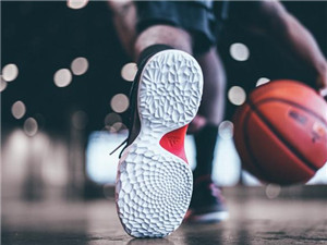 篮球场上“冠军球鞋”adidas 哈登VOL.1全新登场，众人尊重！