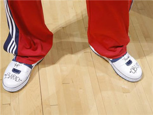NBA众将球鞋上的涂鸦艺术，有的个性，有的缅怀，有的警示！
