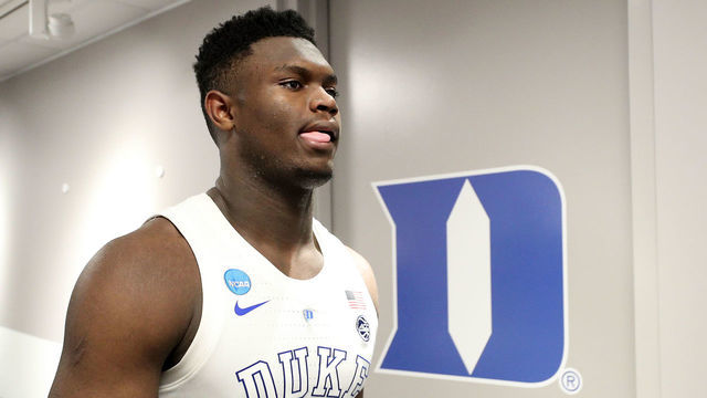 williamson享受着ncaa历史上最好的大一赛季之一,赢得了全国大学年度