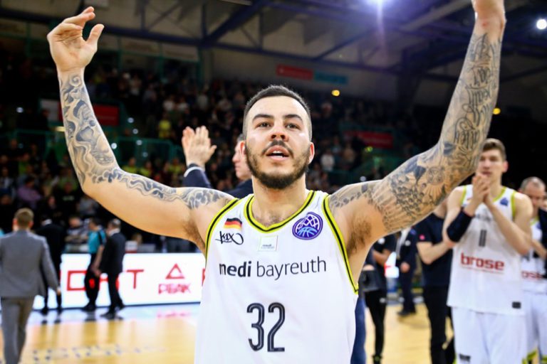 NBA职业联赛中文官网__实时赛程比分+球队资讯群殴!东莞大学篮球联赛爆发激烈冲突 两队队员追逐打架非常混乱(2)