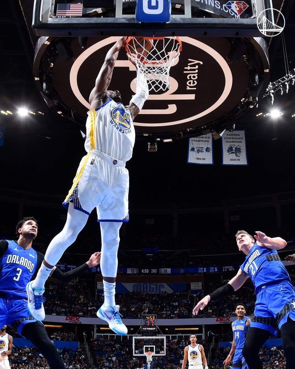 库明加双手挂框暴扣