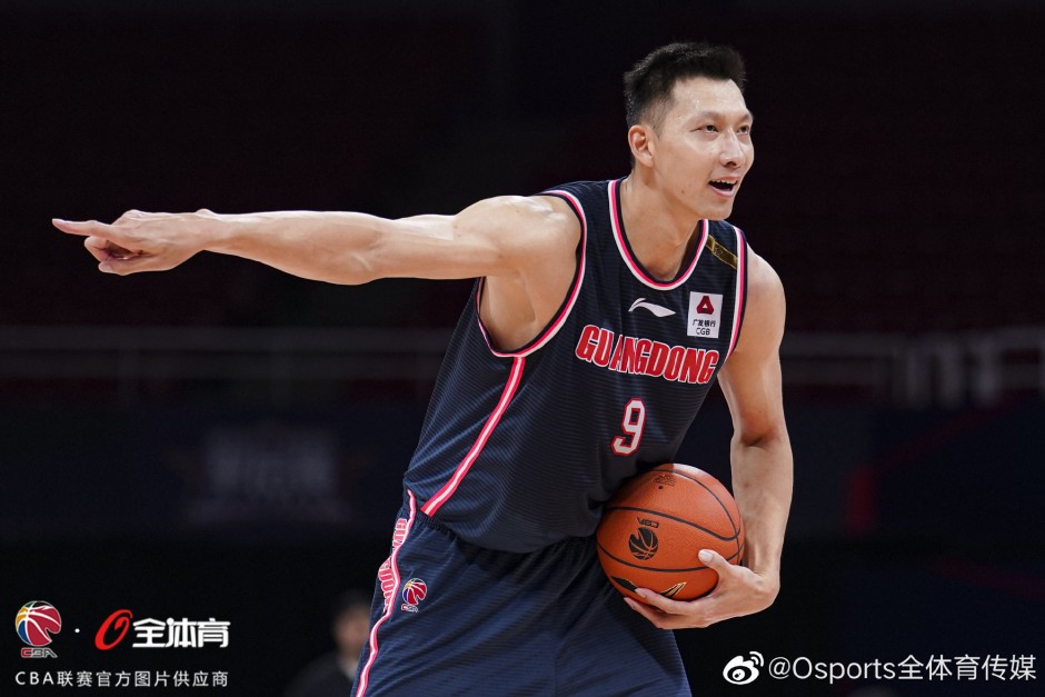 易建联指挥队友跑位