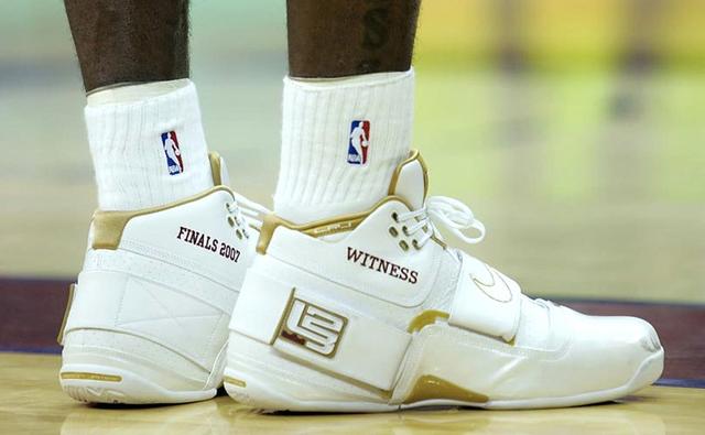 LeBron James最爱的十双球鞋大揭秘！