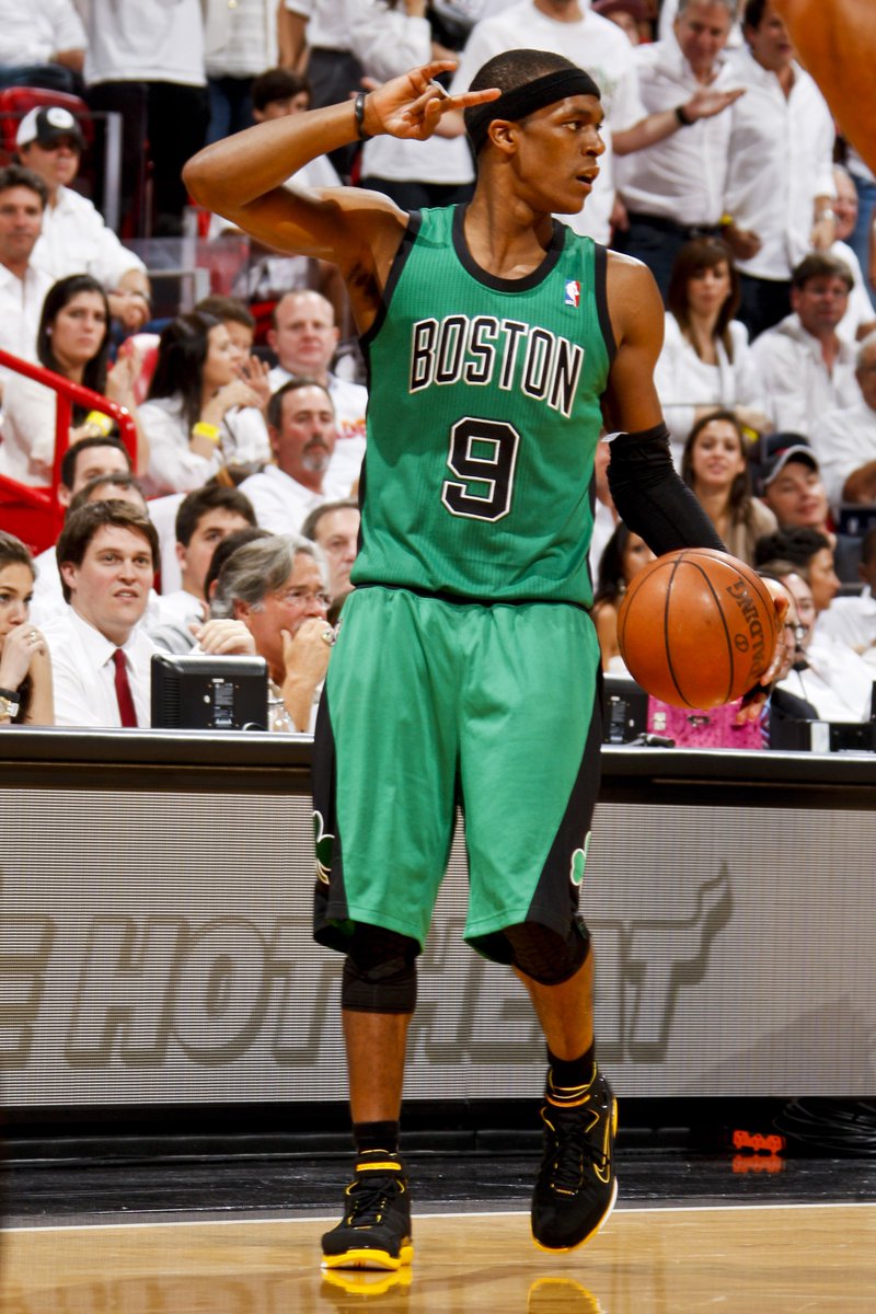 比赛中拉简-隆多打出三双,贡献18分,20次助攻和17个篮板,创造了个人