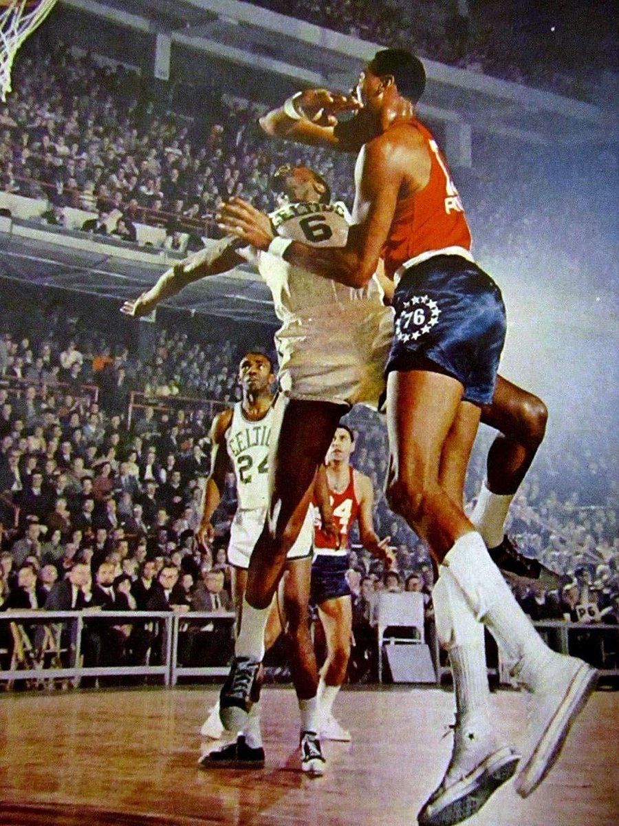 nba经典对决张伯伦和拉塞尔二人共同统治了60年代的内线禁区