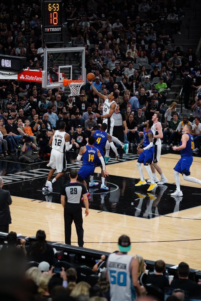球迷屋 2019年4月19日，2018-19赛季NBA季后赛继续进行， 掘金客场挑战马刺，四节过后，马刺在主场以118-108战胜掘金，将总比分改写为2-1。
