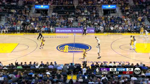 【NBA集锦】这回学乖不扣了 库里抢断一条龙上篮稳稳打进