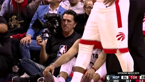 【NBA集錦】點也太背了 范弗里特踩到場邊攝影師扭傷腳踝