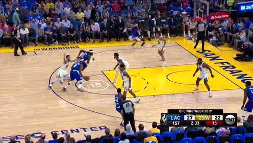 【NBA集锦】哈克里斯辗转腾挪冲击内线 负角度上篮命中