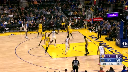 【NBA集锦】这你都敢不防？库里底角毫无压力命中三分