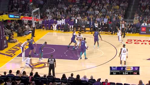 【NBA集錦】躺就完了！詹姆斯直突內(nèi)線遞手濃眉雙手暴扣