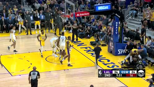 【NBA集锦】掀翻防守和摄影师再拿2+1 詹姆斯这突破上篮有多超值？