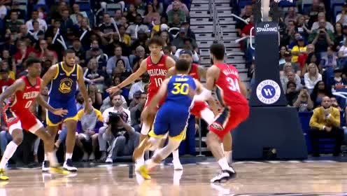 【NBA集錦】恐怖的身體天賦！庫(kù)里高拋上籃慘遭海耶斯驚天大火鍋