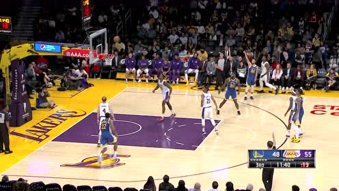 【NBA集锦】手感还在延续！ 库里下半场开场一记三分你怕了吗