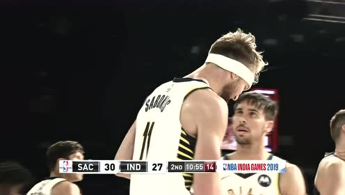 【NBA集锦】季前赛至于嘛 萨博尼斯与对手倒地抢球发带都乱了