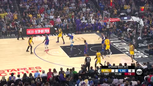 【NBA集锦】詹姆斯被包夹送妙传 张铁林三分远投命中
