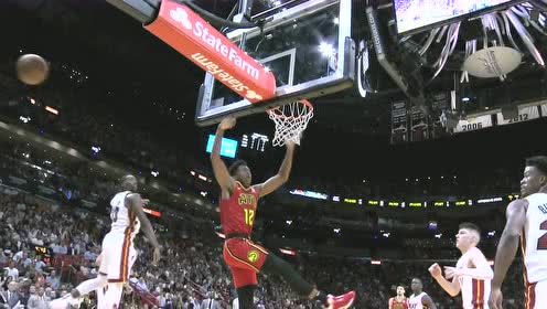 【NBA集錦】小伙子還得多練練 亨特欲暴扣慘遭阿德巴約背后血帽