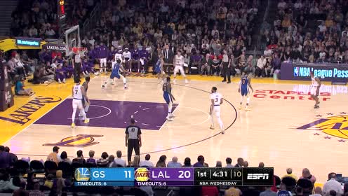 【NBA集锦】里外夹击防不胜防 老詹助飞布拉德利箭步穿云上篮打进
