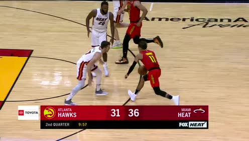 【NBA集錦】特雷楊反擊不慎扭傷右踝 倒地表情痛苦遭攙扶下場(chǎng)