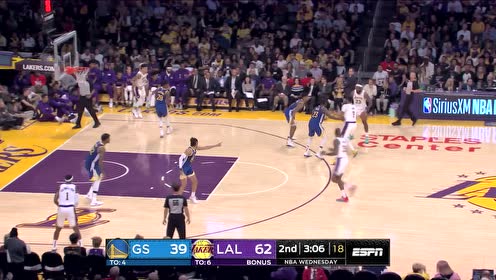 【NBA集锦】看我眼神掌控全局！詹姆斯虚晃三分手起刀落扫视全场