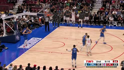 【NBA集锦】云端漫步空中作业 哈雷尔滑翔起飞双手炸筐