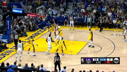 【NBA集锦】战术跑的行云流水 库里接助攻空切挑篮得手