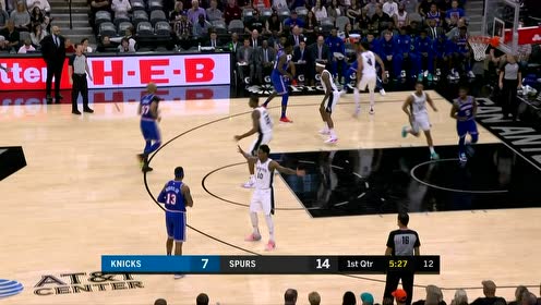 【NBA集錦】對懷特有身高優(yōu)勢 巴雷特橫沖直撞上籃得手