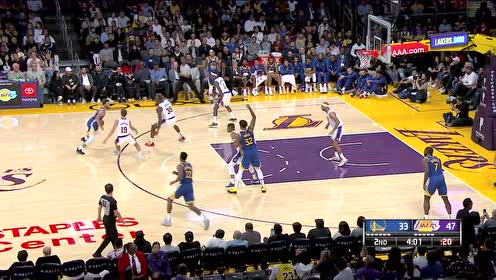 【NBA集锦】库里在霍华德和波普头上怒摘前场板 上篮轻取两分风骚庆祝