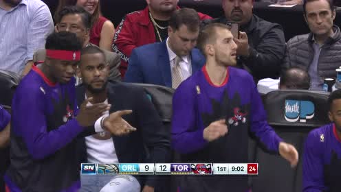 【NBA集锦】范弗利特硬刚富尼耶 无惧对抗空中出手2+1