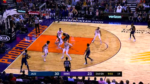 【NBA集錦】雙方倒地?fù)屒騺y作一團(tuán) 烏布雷漁翁得利將球斷走