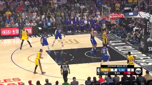 【NBA集锦】湖人首发中锋的实力 麦基篮下轻巧换手单臂暴扣