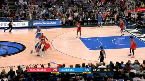 【NBA集錦】東契奇一腳油門連過四人 殺入禁區(qū)飛身扣籃