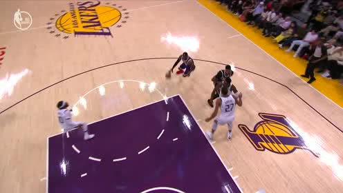 【NBA集錦】鋼筋鐵骨一般的身軀 詹姆斯推土機(jī)突破得手