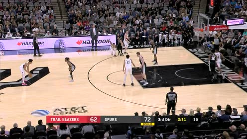 【NBA集錦】球隊(duì)老大的霸氣！利拉德晃飛懷特直殺籃下單臂劈扣