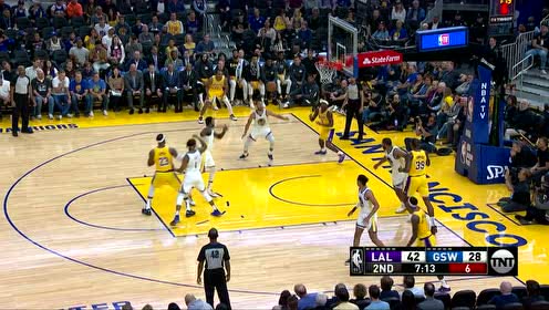 【NBA集锦】这一攻一防可圈可点 达米安强顶詹姆斯上篮打进