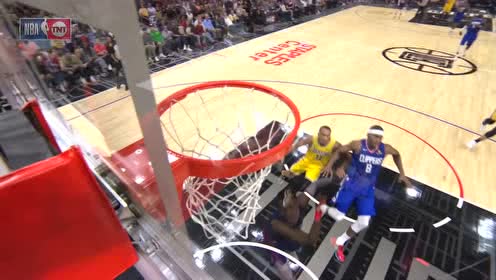 【NBA集锦】相当于转换球权!詹姆斯老鹰抓小鸡封盖沙梅特