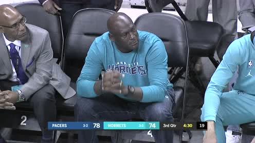 【NBA集錦】感覺飛人老了許多！56歲喬丹穿黃蜂文化衫觀戰(zhàn)心情不錯(cuò)