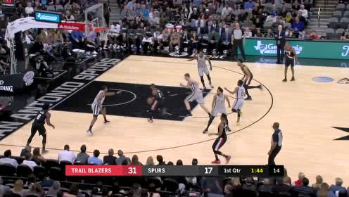 【NBA集锦】防守的存在形同虚设 利拉德闲庭信步突破上篮