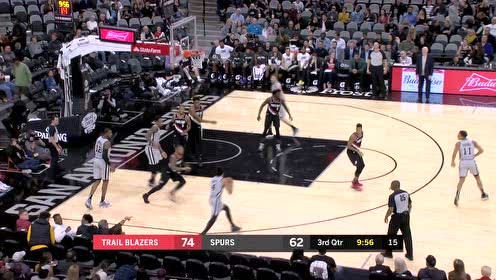 【NBA集锦】看上去水银泻地！怀特突破到篮下连线阿尔德里奇双手暴扣
