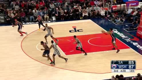 【NBA集锦】托马斯妙手展现做球功底 布莱恩特双手滑翔暴扣