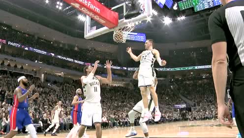 【NBA集錦】不服就要喊出來(lái)？ 洛佩茲籃下怒吼裁慘吃一T